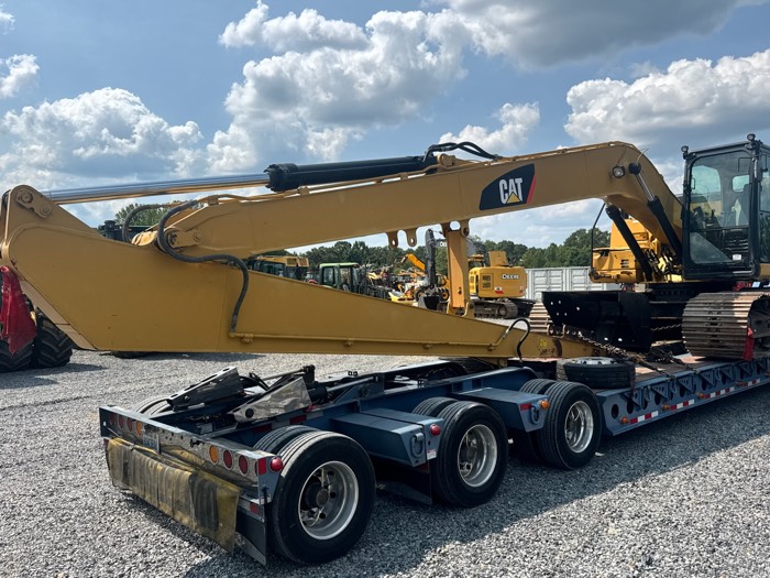 Equipment loaded and secured for transport by Fletes USA