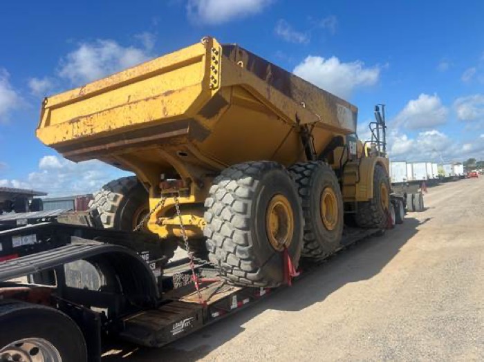 Equipment loaded and secured for transport by Fletes USA