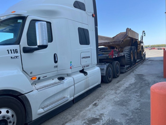 Equipment loaded and secured for transport by Fletes USA