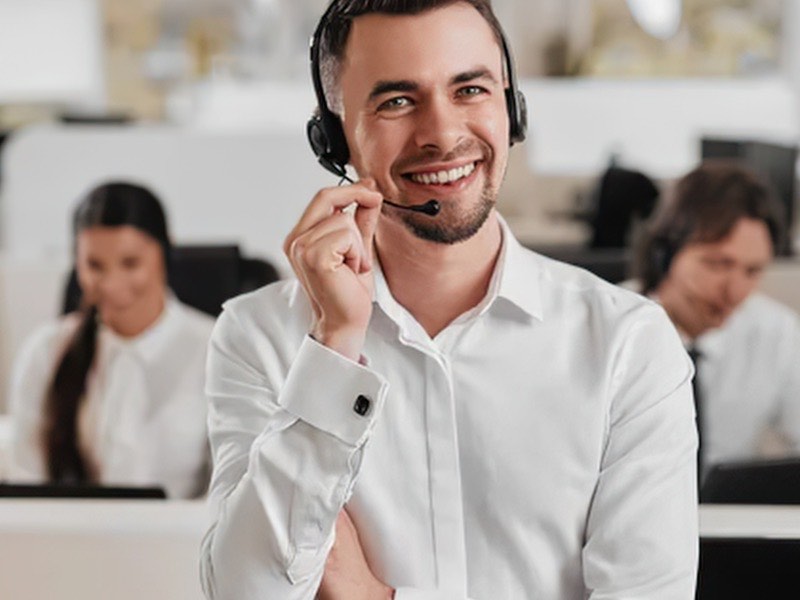Fletes USA specialist taking a call at the operations desk