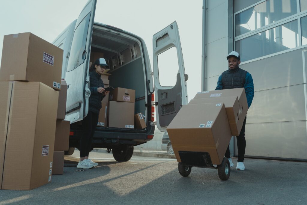 la última milla a menudo representa una parte significativa de los costos de logística debido a la necesidad de vehículos de entrega, conductores y rutas específicas.